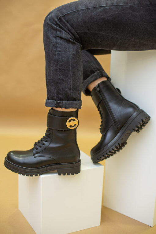 Synthetic boots with laces ans zipper on the side, colour blackστο πλαι