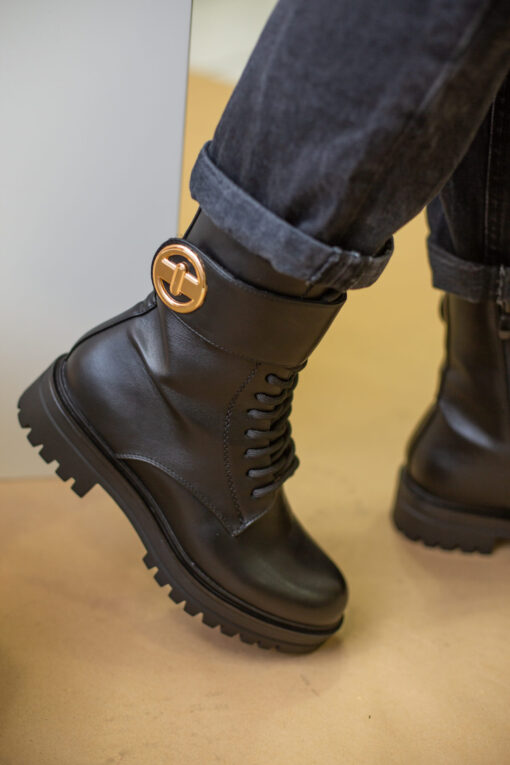 Synthetic boots with laces ans zipper on the side, colour black