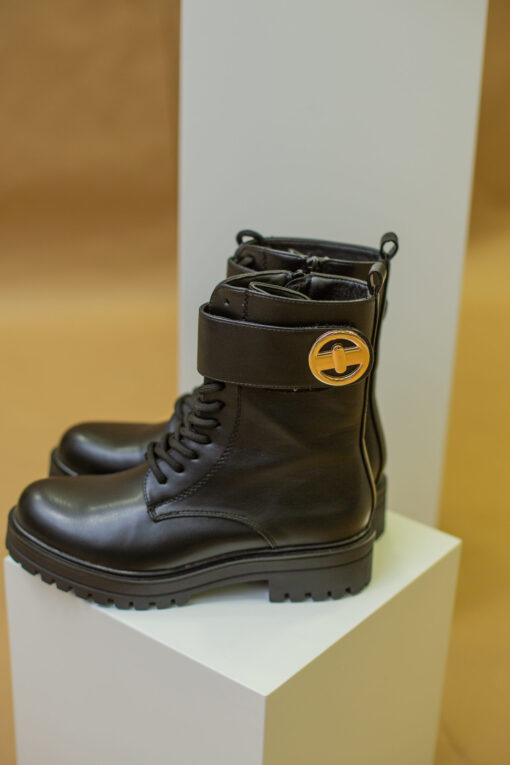 Synthetic boots with laces ans zipper on the side, colour black