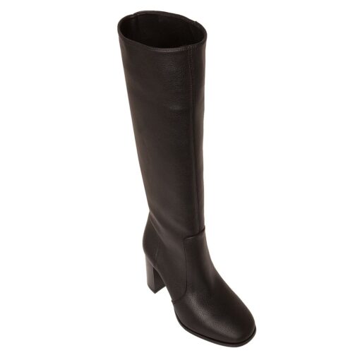 Black boots,zipper on the side and low heel